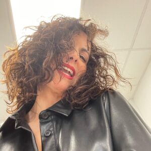 Susana Arrais Instagram - Coisas que me acontecem…
Quando a “minha Sofia” se põe a fantasiar com o “Professor” 
.
Quem viu a cena com o @diogoinfanteoficial ?
.
#queroévivertvi 
#tv #telenovelas #tvioficial 
#leonorbaboactores 
#actriz