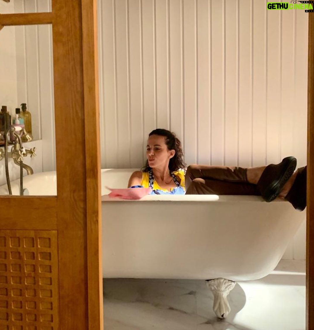Susana Arrais - 519 Likes - Técnicas de limpeza sexy -
módulo 1
Com Sofia Pombeiro Vaz
- inscrições abertas 😂
🪠🛁🚿🚰🚽🛀🏽🧼🧽🪣🧴
.
#queroévivertvi
#tvioficial
#leonorbaboactores
#susanaarrais #actriz
#coisasquemeacontecem
Fotografia @joao.pedreiro7