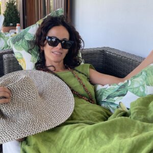 Susana Arrais Instagram - Entrar em férias, depois de quase um ano desde que começaram os ensaios da novela, é mais ou menos como sair do barco, voltar à terra, e ainda andar tudo a balançar.
Mas estávamos mesmo a precisar. 💚🍀
.
#férias #cuidadocomosol #bebamágua