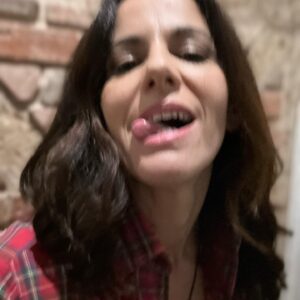 Susana Arrais Instagram - Mais um ou menos um?
Tentar olhar o futuro com esperança. 
Fazer a nossa parte para tornar o mundo mais gentil.
Fazer por contribuir para um planeta com futuro.
Isto não é um jogo, não dá para desligar e voltar a ligar.
Mas se existe algo de recomeço neste dia, então que seja para começar a agir mais, a amar mais. 
É o amor que nos salva.
A todos, um ano de mais amor e que todos os dias sejam de grandes resoluções e concretizações. 
💚 🌎 
#amor #love #paz #igualdade #gentileza #generosidade #mundo