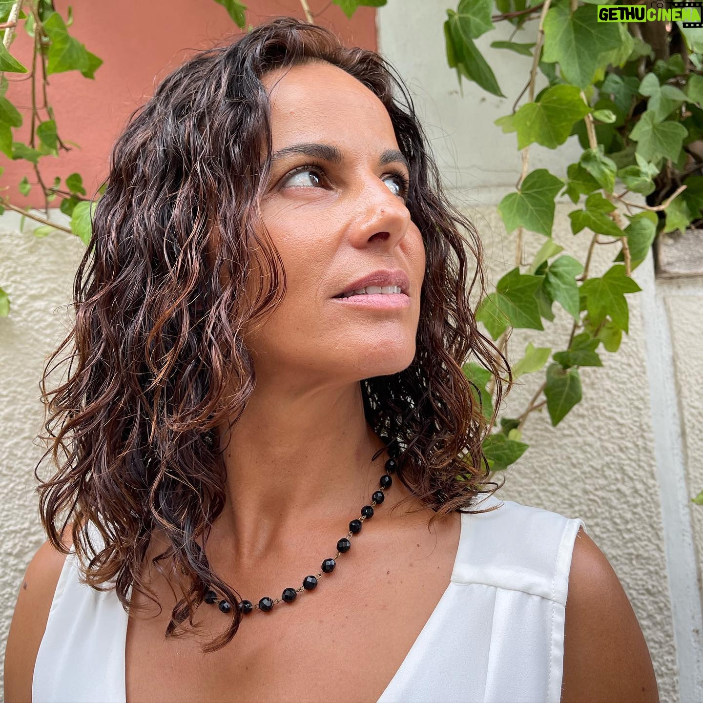 Susana Arrais - 8.5K Likes - - Filha, tira-me uma fotografia
(várias tentativas depois)
- olha para cima.
… e é isto.
.
#rainhadasfotosespontâneas
#leonorbaboactores
Foto @_mariaarrais_