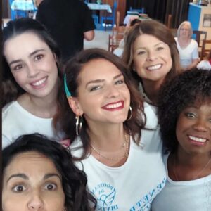 Susana Arrais Instagram - Última semana das Divinetes 💚
Última semana se gravações de @queroevivertvi .
Que viagem! De fé e principalmente de dúvidas! Benditas dúvidas que nos assaltam e nos fazem andar em frente sem contentarmo-nos, sem instalarmo-nos no facilitismo. 
Dias difíceis superados com a fantástica energia de um grupo de pessoas (elenco e todos sem excepção que estão escondidos atrás das câmaras).
Valeram-nos os abrações e sorrisos constantes. 
Valeu-nos a Divina Aparecida que se foi instalando em nós, discreta e lentamente, mas que levamos para a vida.
💚🍀🙏🏽
Aleluuuia saravá e até já 
.
#queroévivertvi #tvi #pluralentertainmentportugal 
#leonorbaboactores #actriz #tv #telenovelas #divinaaparecidaforever