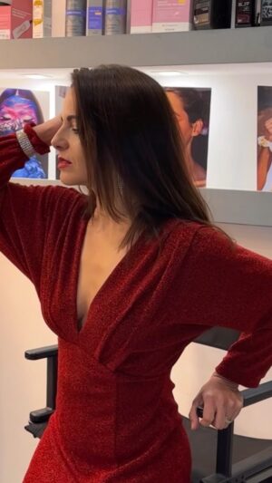 Susana Arrais Instagram - A festejar os 30 anos da TVI 
partilhamos histórias, desde 2001. ❤️
.
Vestida de vermelho e a sentir-me poderosa com a ajuda da minha fada madrinha @leasantoss da @ls_beautystudio_ , que me trata da pele, do cabelo e da alma ❤️
(Imagens @elvioacamacho @fluz.04 @elvioacamacho @joao.pedreiro7 @leasantoss )
E obrigada ao @t_taborda_ que me ajudou na escolha do vermelho. 
@leonorbaboactores @tvioficial 
#womaninred #reddress #amor
#tvi30anos #susanaarrais #leonorbaboactores