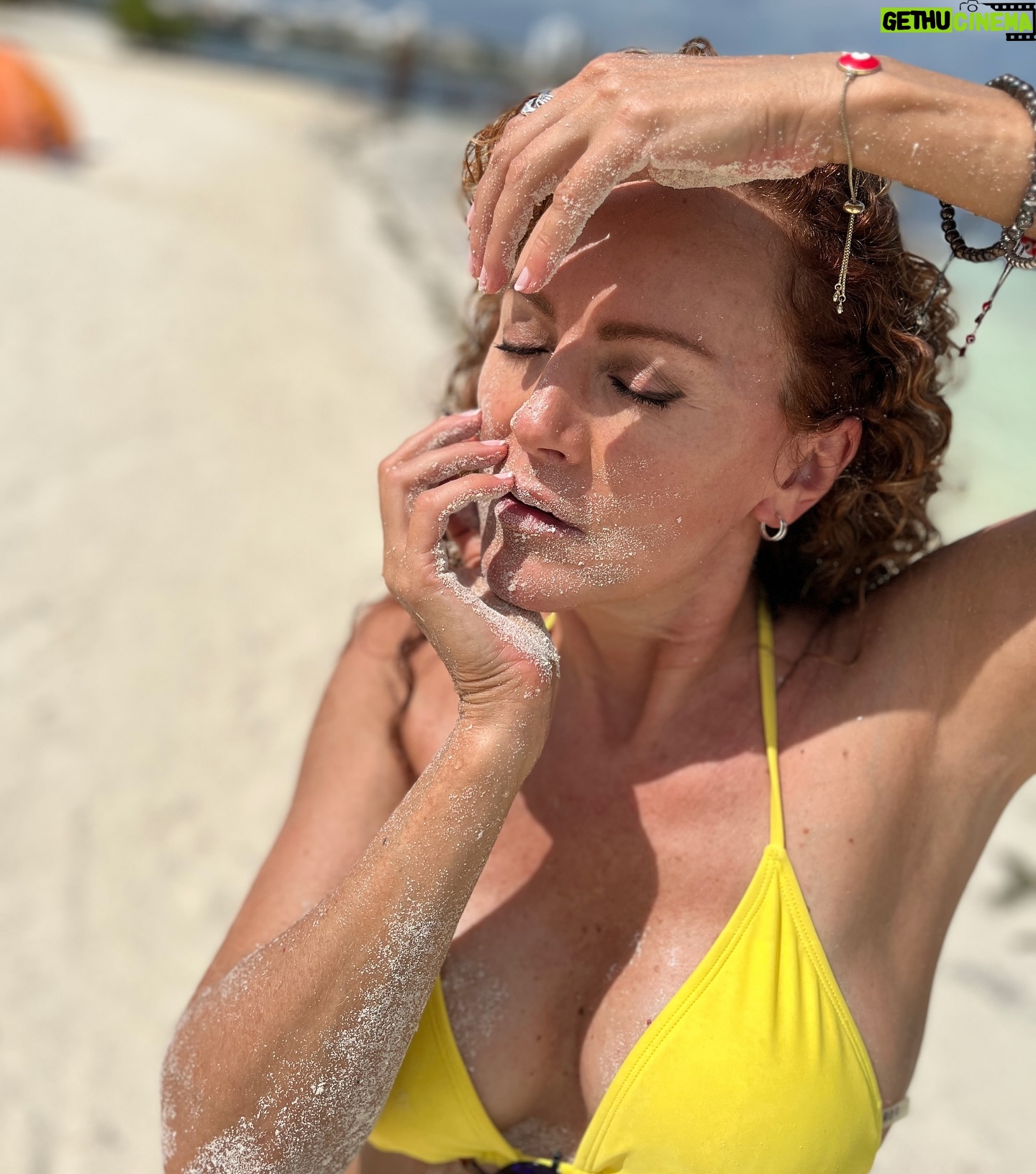 Susana Lozano - 342 Likes - Entre la arena y el sol
.
⛱️☀️🌅
.
Ya saben…. #milugarfeliz
Disfruten su fin de semana ✨
#sol #arena #mar #bikini #cancun #arenablanca #caribe #caribemexicano #sunrise #amanecer #aguasalada #piesdescalzos #barefeet #brisa #saltyhair #susanalozano #happy