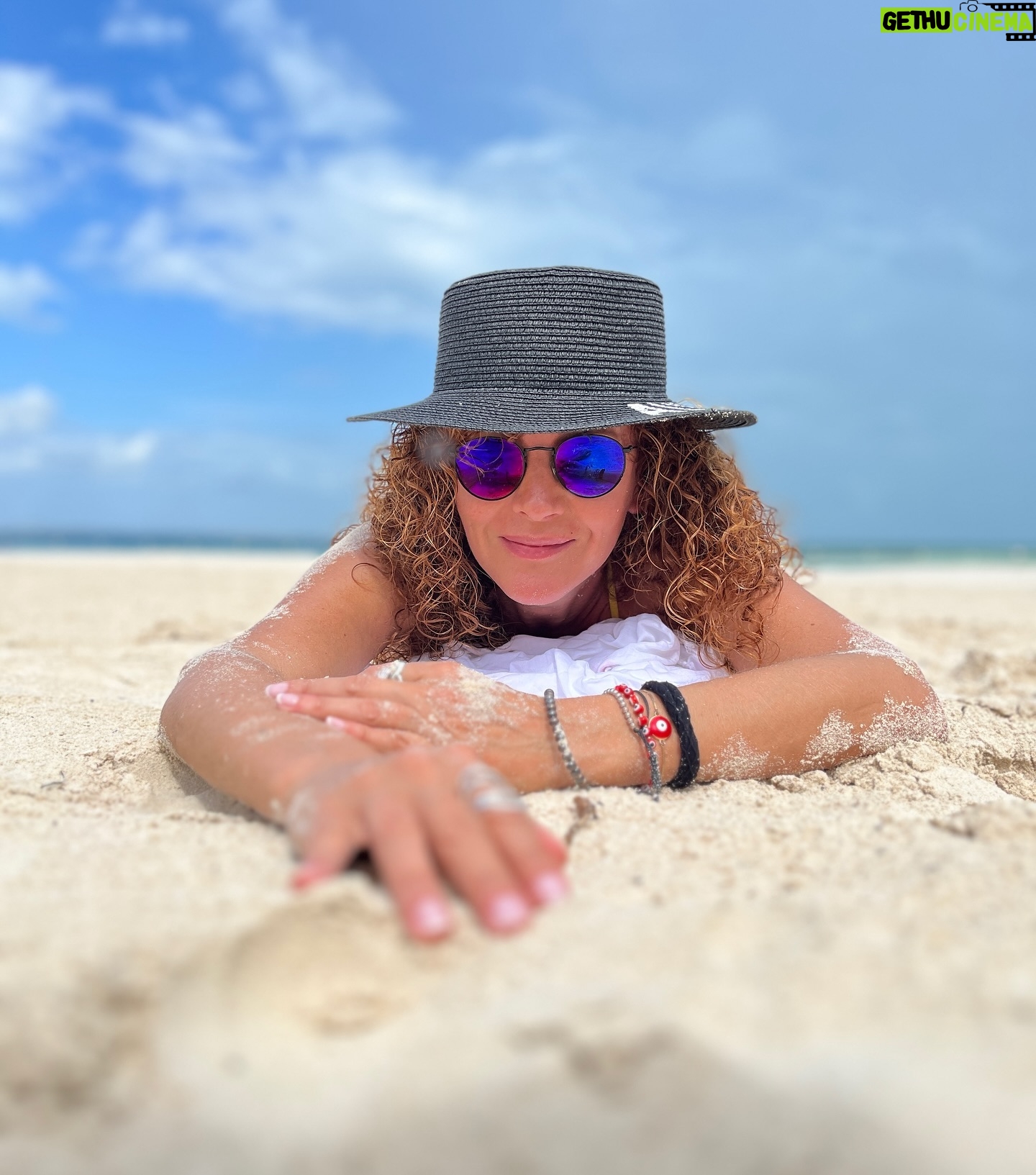 Susana Lozano - 342 Likes - Entre la arena y el sol
.
⛱️☀️🌅
.
Ya saben…. #milugarfeliz
Disfruten su fin de semana ✨
#sol #arena #mar #bikini #cancun #arenablanca #caribe #caribemexicano #sunrise #amanecer #aguasalada #piesdescalzos #barefeet #brisa #saltyhair #susanalozano #happy
