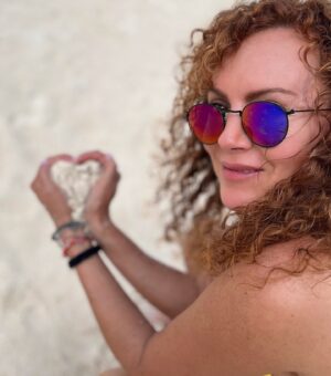 Susana Lozano Instagram - Entre la arena y el sol
.
⛱️☀️🌅
.
Ya saben…. #milugarfeliz 
Disfruten su fin de semana ✨
#sol #arena #mar #bikini #cancun #arenablanca #caribe #caribemexicano #sunrise #amanecer #aguasalada #piesdescalzos #barefeet #brisa #saltyhair #susanalozano #happy