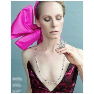 Susanne Wuest Instagram - Mood 🦋… 
.
📷 @gala_magazin 
#photography #tiffanyandco #bow #portraitphotography #tb #butterfly