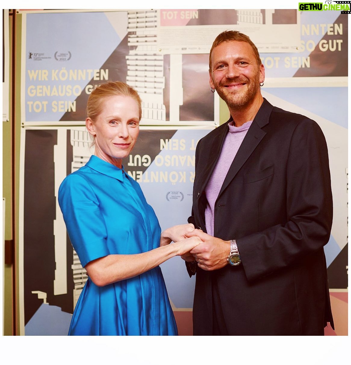 Susanne Wuest - 758 Likes - Herr und Frau Drescher im Glück ☺️✨ - “Wir könnten genauso gut tot sein” ist ab jetzt im KINO!!
Geht und seht euch diesen grossartigen Film der schon einige Festivalpreise eingesammelt hat im Kino an - auf Leinwand ist er am besten 😌 🍿- viel Spass und schreibt doch wie er euch gefallen hat!
In der Hauptrolle die grossartige Ioana Jacob, Pola Geiger, Jörg Schüttauf, Moritz Jahn, Siir Eloglu - der phantastische Knut Berger und viele andere… Kinos anbei!!
.
#wemightaswellbedead #kino #deutschland #knutberger #ioanajacob #susannewuest #directedby #nataschasinelnikova #arthousecinema #komödie #blackcomedy #debut #awardwinner #tagderdeutscheneinheit #wirkönntengenausoguttotsein