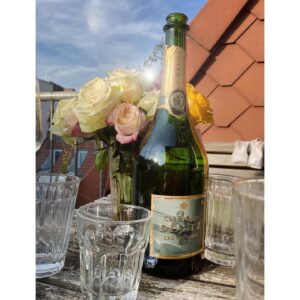 Susanne Wuest Instagram - Here’s to friendship and health…

(Happy Birthday, to all fellow libras!!)

#champagne #september #libra #birthday