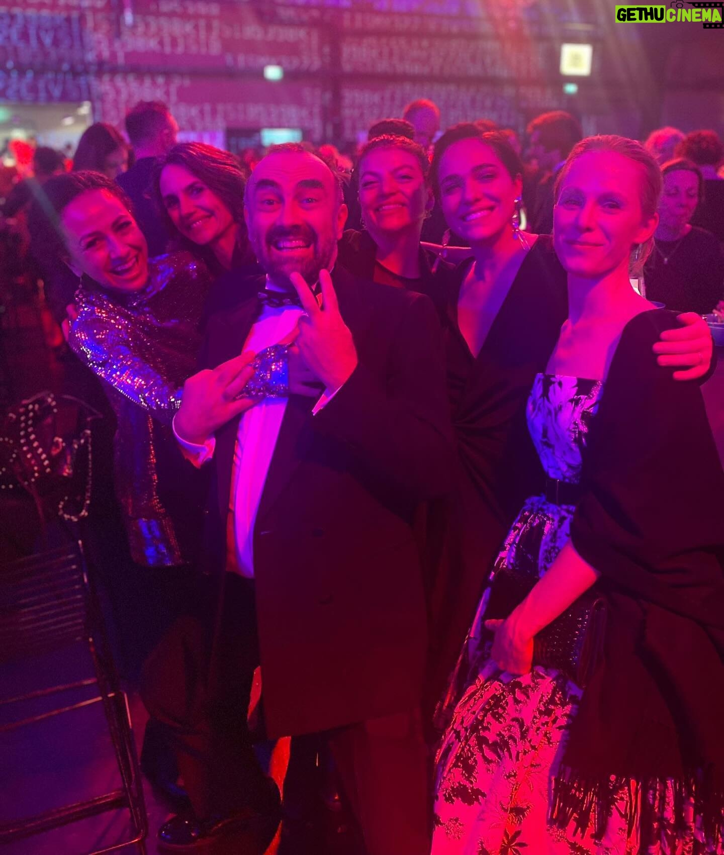 Susanne Wuest - 1K Likes - What a wonderful night... thank you so much @europeanfilmacademy 🥂✨ #lovecinema
Thank you so much @ivr_isabelvollrath_new for this gorgeous dress🖤
and so much love for the best pre-awards dinner party ever @nicki_nikitin @vanessahenneman @verena_altenberger @gijsjegrosfeld @glinger
#europeanfilmawards #lovefilm #efa23