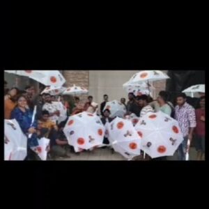 Sushant Shelar Instagram - मा. मुख्यमंत्री श्री. एकनाथ शिंदे साहेब यांचा मार्गदर्शनानी शिव चित्रपट‌सेनेतर्फे नवरी मिळे हिटलर ला या मालिकेतील सेट वर छत्री वाटपाचा कार्यक्रम पार पडला..!
.
.
#छत्रीवाटप #ekanthshindesaheb #DrShrikantShinde #कलाकार #actors #aplishivsena #navrimilehitlerla 
#शिंदे_सरकार
#महाराष्ट्रातील_सुवर्णयोग
#जनतेचामुख्यमंत्री
#शिवसेना
#शिवचित्रपटसेना
. 
. 
#sushantshelar
#Shivsena #शिवसेना