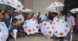 Sushant Shelar Instagram - अभिनेता सुशांत शेलार यांची सामाजिक बांधिलकी
पडद्यामागच्या कलाकारांसाठी छत्रीची भेट

आपल्या सामाजिक कार्यातून वेगवेगळे उपक्रम राबविणारा व सर्वांच्या मदतीसाठी सदैव तत्पर असणारा अभिनेता व कार्यकर्ता म्हणून सुशांत शेलार यांची ओळख आहे. विविध सामाजिक कामात कायम अग्रेसर असणाऱ्या सुशांत यांनी करोनाचा काळ असो अथवा चिपळूणची पूर परिस्थिती गरज असेल त्याला आपल्यापरीने मदतीचा हात दिला आहे. ‘चिरायू’च्या माध्यमातूनही त्यांनी पडद्यामागच्या अनेक कलावंतांचा सन्मान, मनोरंजन सृष्टीतील कलाकारांसाठी मराठी बॉक्स क्रिकेट लीग, वैद्यकीय मदत असे अनेक उपक्रम सुशांत यांनी राबविले आहेत. 

#sushantshelar #socialwork #umbrelladist