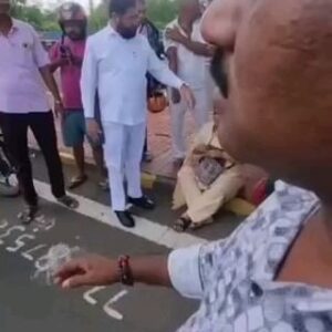 Sushant Shelar Instagram - महाराष्ट्राचे लाडके संवेदनशील मुख्यमंत्री श्री एकनाथ शिंदे साहेब आज ठाणे येथून सकाळी विधिमंडळ अधिवेशनासाठी जात असता विक्रोळीजवळ एका रिक्षाचा अपघात झाल्याचे त्यांच्या निदर्शनास आले. यावेळी त्यांनी त्यांच्या गाड्यांचा ताफा थांबवून  अपघातात जखमी झालेल्या वृद्ध महिलेची आस्थेवाईकपणे विचारपूस केली. तसेच त्यांच्या ताफ्यातील ऍम्ब्युलन्स आणि अधिकारी सोबत देऊन त्यांना जवळच्या रुग्णालयात दाखल केले...
.
.
#Shivsena #EknathShinde #cmeknathshindecm 
#शिंदे_सरकार
#महाराष्ट्रातील_सुवर्णयोग
#जनतेचामुख्यमंत्री
#शिवसेना
#शिवचित्रपटसेना
. 
. 
#SushantShelar
#Shivsena #शिवसेना