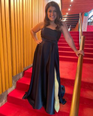 Susie Youssef Instagram - It has pockets…

This dress is custom made @velani
These earrings are @fairfaxandroberts 
That hair and make up is @annaleise_hairmakeup 
That look is overwhelmed
Styling by @10styling 
📸 @kyranwheatley
