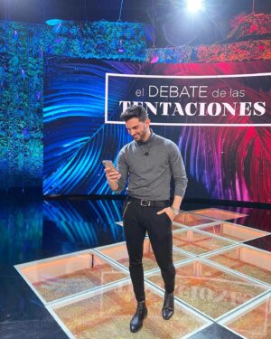 Suso Álvarez Instagram - Os estoy leyendo , sois más de la infidelidad o la lealtad en @islatentaciones