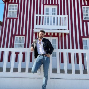 Suso Álvarez Instagram - ❤️Aveiro💛 Me ha gustado mucho disfrutar de esta ciudad de Portugal 🇵🇹.
Con la mejor compañera de viaje que podía tener @mandy_lg ❤️.

Muchísimas gracias @viajesmalagueta por la increíble organización de este viaje🙏🏼❤️