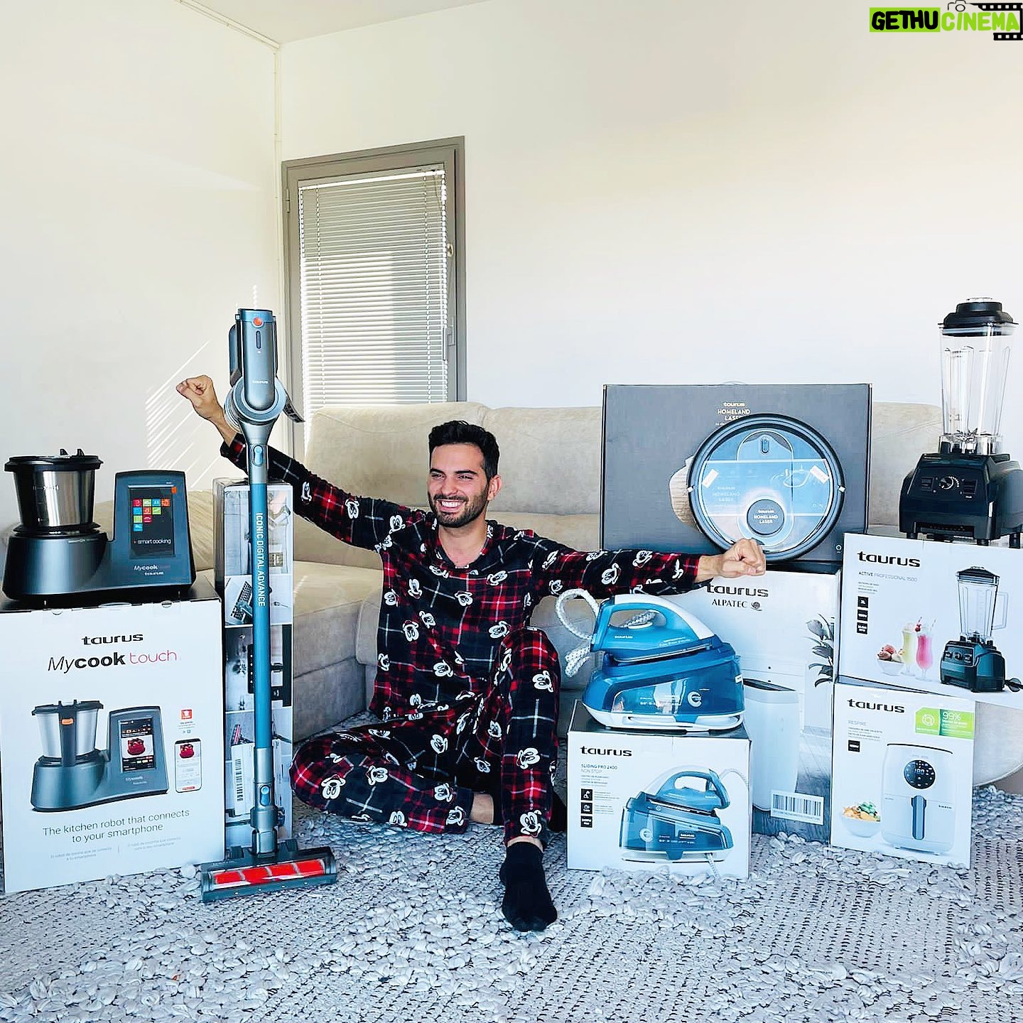 Suso Álvarez - 8.1K Likes - SORTEO CERRADO!!!! Enhorabuena a @lata_anon.
¡¡CHICOS TRAIGO UN SORTEAZOOO!!😜✌🏻
Este lote super completo de productos Taurus puede ser tuyo esta valorado en más de 2.000€ y estoy seguro de que te va a venir genial en tu hogar y está compuesto por:
- Robot de cocina Mycook con Wifi y más de 15.500 recetas
- robot aspirador
- aspirador escoba
- centro de planchado
- batidora de vaso profesional
- freidora de aire
- purificador de aire
Para participar es muy sencillo, solamente tienes que seguir estos 3 pasos:
➖Dale like a la foto
➖Sigue a @mycook_taurus y a @oficialsusogh16 .
➖Menciona a un/a amigo/a real (las veces que quieras, siempre etiquetando a gente diferente).
.
Si compartes en stories tendrás más posibilidades.
⠀
El día 18 de noviembre a las 23:59h finalizará el sorteo y el día 19 dejaremos aquí en este post el ganador/a. (1 único ganador)
.
⚠️ NUESTRAS PUBLICACIONES SON LAS ÚNICAS OFICIALES. TENED MUCHO CUIDADO CON CUENTAS FALSAS QUE OS PUEDEN ESCRIBIR DICIENDO QUE HABÉIS GANADO Y OS PIDEN DATOS PERSONALES⚠️
..
💥Válido para toda España (Península y Baleares).
.
MUCHÍSIMA SUERTE 🍀