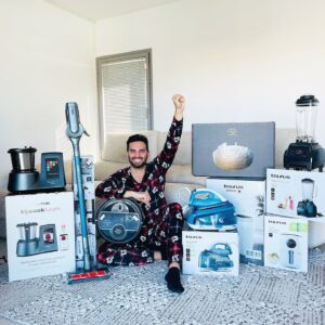 Suso Álvarez Instagram - SORTEO CERRADO!!!! Enhorabuena a @lata_anon.

¡¡CHICOS TRAIGO UN  SORTEAZOOO!!😜✌🏻

Este lote super completo de productos Taurus puede ser tuyo esta valorado en más de 2.000€ y estoy seguro de que te va a venir genial en tu hogar  y está compuesto por:

- Robot de cocina Mycook con Wifi y más de 15.500 recetas
- robot aspirador
- aspirador escoba
- centro de planchado
- batidora de vaso profesional
- freidora de aire 
- purificador de aire

Para participar es muy sencillo, solamente tienes que seguir estos 3 pasos:

➖Dale like a la foto
➖Sigue a @mycook_taurus y a @oficialsusogh16 .
➖Menciona a un/a amigo/a real (las veces que quieras, siempre etiquetando a gente diferente).
.
Si compartes en stories tendrás más posibilidades.
⠀
El día 18  de noviembre a las 23:59h finalizará el sorteo y el día 19 dejaremos aquí en este post el ganador/a. (1 único ganador) 
.
⚠️ NUESTRAS PUBLICACIONES SON LAS ÚNICAS OFICIALES. TENED MUCHO CUIDADO CON CUENTAS FALSAS QUE OS PUEDEN ESCRIBIR DICIENDO QUE HABÉIS GANADO Y OS PIDEN DATOS PERSONALES⚠️
..
💥Válido para toda España (Península y Baleares).
.
MUCHÍSIMA SUERTE 🍀
