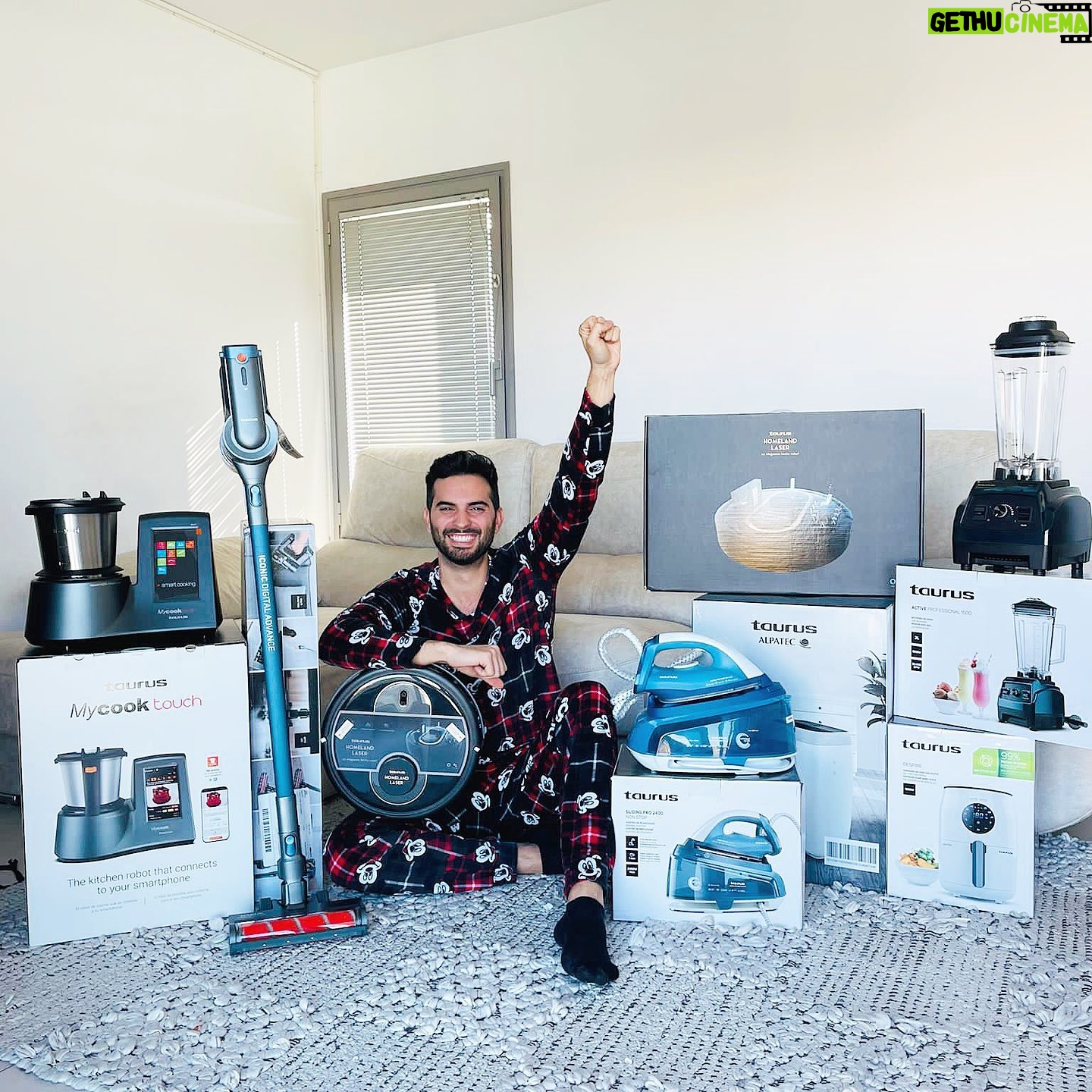 Suso Álvarez - 8.1K Likes - SORTEO CERRADO!!!! Enhorabuena a @lata_anon.
¡¡CHICOS TRAIGO UN SORTEAZOOO!!😜✌🏻
Este lote super completo de productos Taurus puede ser tuyo esta valorado en más de 2.000€ y estoy seguro de que te va a venir genial en tu hogar y está compuesto por:
- Robot de cocina Mycook con Wifi y más de 15.500 recetas
- robot aspirador
- aspirador escoba
- centro de planchado
- batidora de vaso profesional
- freidora de aire
- purificador de aire
Para participar es muy sencillo, solamente tienes que seguir estos 3 pasos:
➖Dale like a la foto
➖Sigue a @mycook_taurus y a @oficialsusogh16 .
➖Menciona a un/a amigo/a real (las veces que quieras, siempre etiquetando a gente diferente).
.
Si compartes en stories tendrás más posibilidades.
⠀
El día 18 de noviembre a las 23:59h finalizará el sorteo y el día 19 dejaremos aquí en este post el ganador/a. (1 único ganador)
.
⚠️ NUESTRAS PUBLICACIONES SON LAS ÚNICAS OFICIALES. TENED MUCHO CUIDADO CON CUENTAS FALSAS QUE OS PUEDEN ESCRIBIR DICIENDO QUE HABÉIS GANADO Y OS PIDEN DATOS PERSONALES⚠️
..
💥Válido para toda España (Península y Baleares).
.
MUCHÍSIMA SUERTE 🍀