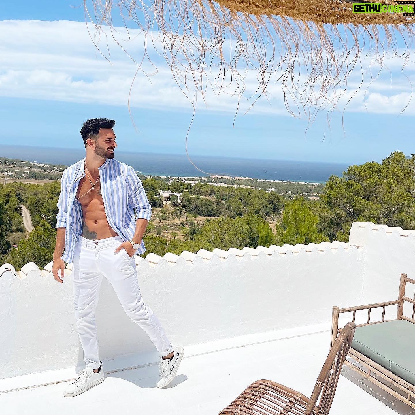 Suso Álvarez - 13.9K Likes - Para vivir con pasión, tendrás que utilizar el amor ❤️💫
Gracias @casavictoriasuites por enseñarnos este fantástico rincón de la isla🙏🏼💫