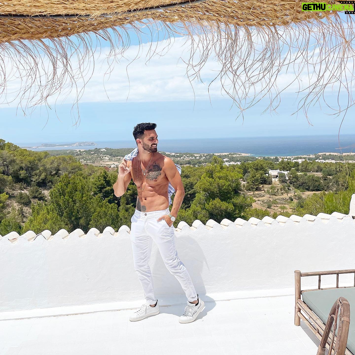 Suso Álvarez - 13.9K Likes - Para vivir con pasión, tendrás que utilizar el amor ❤️💫
Gracias @casavictoriasuites por enseñarnos este fantástico rincón de la isla🙏🏼💫