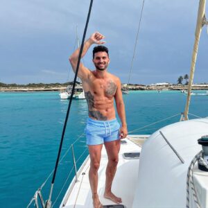 Suso Álvarez Instagram - Amigos Vitamina🤍💫

Es un lujazo formar parte de la mejor empresa de charter de ibiza @seasideholidays_ibiza ⛵️🤍
