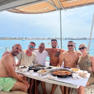 Suso Álvarez Instagram - Amigos Vitamina🤍💫

Es un lujazo formar parte de la mejor empresa de charter de ibiza @seasideholidays_ibiza ⛵️🤍