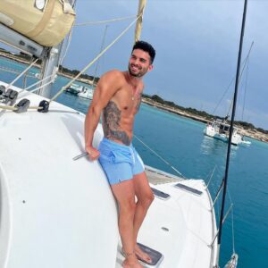 Suso Álvarez Instagram - Amigos Vitamina🤍💫

Es un lujazo formar parte de la mejor empresa de charter de ibiza @seasideholidays_ibiza ⛵️🤍