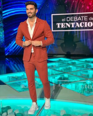 Suso Álvarez Instagram - Primero dar las gracias a la @islatentaciones y @cuarzotv por dejarme disfrutar un año más de este increíble reality . 

Y luego me gustaría compartir con vosotros una frase que he leído que me ha encantado .

El ignorante critica porque cree saberlo todo.
El sabio respeta porque siempre hay algo nuevo que aprender. ❤️😀💫