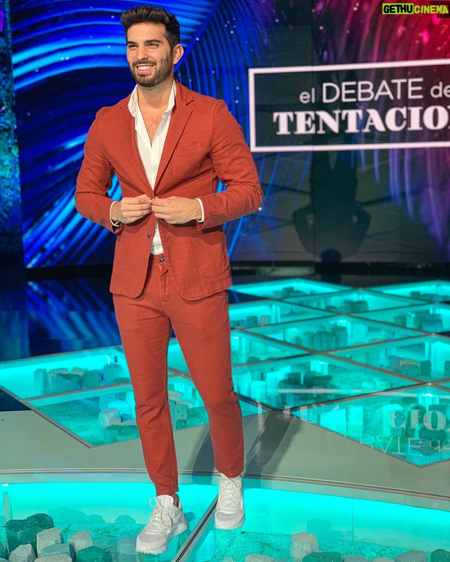 Suso Álvarez - 18.9K Likes - Primero dar las gracias a la @islatentaciones y @cuarzotv por dejarme disfrutar un año más de este increíble reality .
Y luego me gustaría compartir con vosotros una frase que he leído que me ha encantado .
El ignorante critica porque cree saberlo todo.
El sabio respeta porque siempre hay algo nuevo que aprender. ❤️😀💫