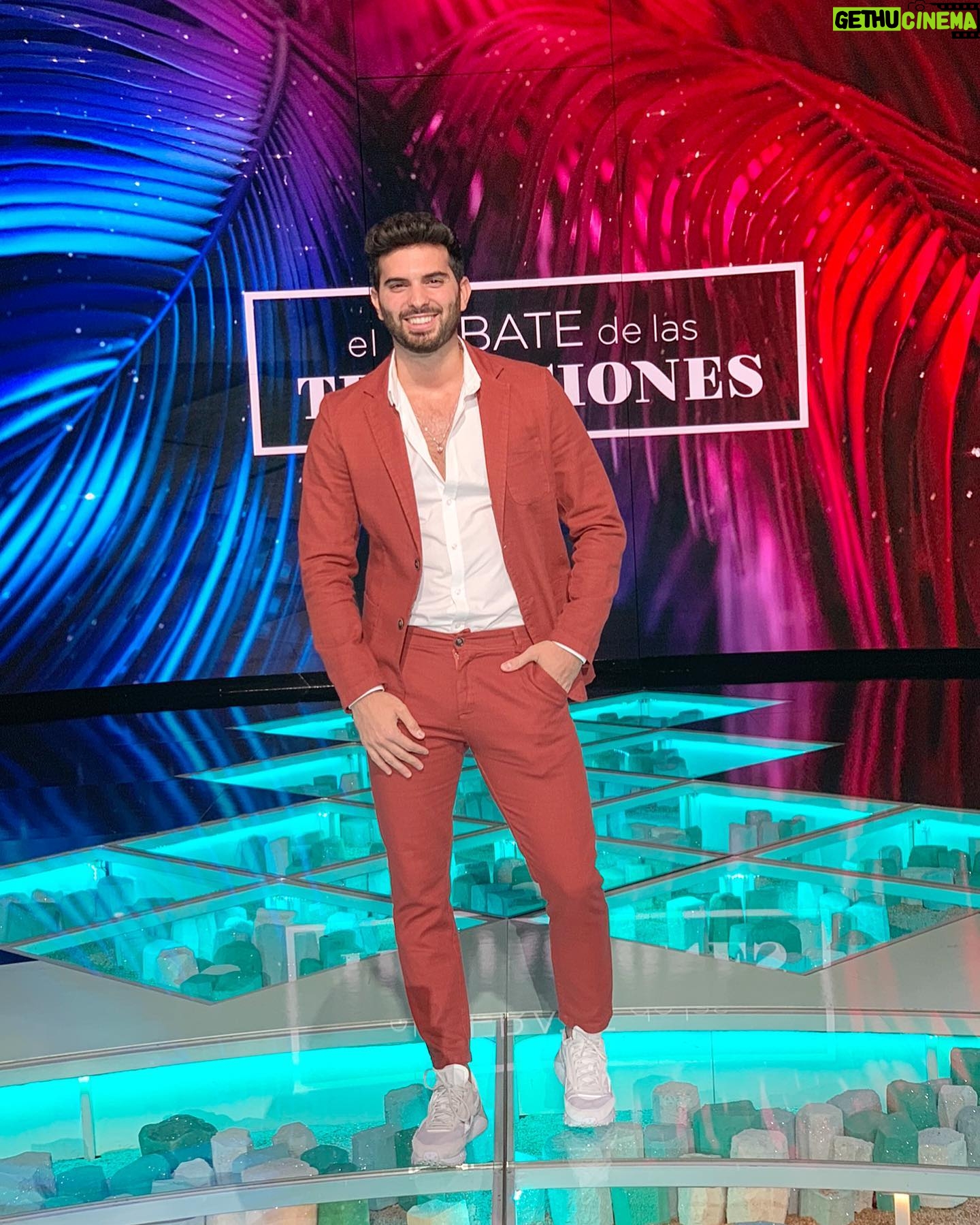 Suso Álvarez - 18.9K Likes - Primero dar las gracias a la @islatentaciones y @cuarzotv por dejarme disfrutar un año más de este increíble reality .
Y luego me gustaría compartir con vosotros una frase que he leído que me ha encantado .
El ignorante critica porque cree saberlo todo.
El sabio respeta porque siempre hay algo nuevo que aprender. ❤️😀💫
