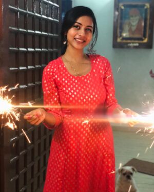 Suza Kumar Instagram - Fav pic with my two favs in the frame with me 🥰
.
Wishing u all a beautiful Deepavali ✨😊❤️ .
.
Let only the happiness ,good vibes and positive energy flow around u and never let that smile go away from yu ♥️
.
have a safe and colourful Deepavali ✨💫💥
.
#happydiwali #festivaloflights #positivevibes #deepavali #familylove #stayblessed #staysafe #happiness 💕✨💫