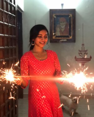Suza Kumar Instagram - Fav pic with my two favs in the frame with me 🥰
.
Wishing u all a beautiful Deepavali ✨😊❤️ .
.
Let only the happiness ,good vibes and positive energy flow around u and never let that smile go away from yu ♥️
.
have a safe and colourful Deepavali ✨💫💥
.
#happydiwali #festivaloflights #positivevibes #deepavali #familylove #stayblessed #staysafe #happiness 💕✨💫