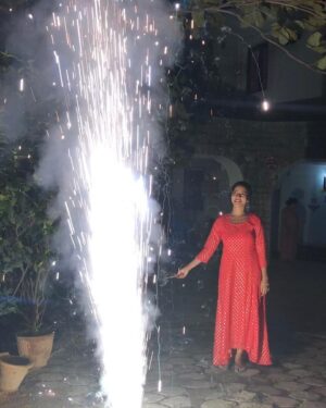 Suza Kumar Instagram - Fav pic with my two favs in the frame with me 🥰
.
Wishing u all a beautiful Deepavali ✨😊❤️ .
.
Let only the happiness ,good vibes and positive energy flow around u and never let that smile go away from yu ♥️
.
have a safe and colourful Deepavali ✨💫💥
.
#happydiwali #festivaloflights #positivevibes #deepavali #familylove #stayblessed #staysafe #happiness 💕✨💫