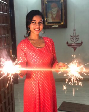 Suza Kumar Instagram - Fav pic with my two favs in the frame with me 🥰
.
Wishing u all a beautiful Deepavali ✨😊❤️ .
.
Let only the happiness ,good vibes and positive energy flow around u and never let that smile go away from yu ♥️
.
have a safe and colourful Deepavali ✨💫💥
.
#happydiwali #festivaloflights #positivevibes #deepavali #familylove #stayblessed #staysafe #happiness 💕✨💫