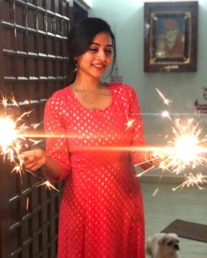 Suza Kumar Instagram - Fav pic with my two favs in the frame with me 🥰
.
Wishing u all a beautiful Deepavali ✨😊❤️ .
.
Let only the happiness ,good vibes and positive energy flow around u and never let that smile go away from yu ♥️
.
have a safe and colourful Deepavali ✨💫💥
.
#happydiwali #festivaloflights #positivevibes #deepavali #familylove #stayblessed #staysafe #happiness 💕✨💫