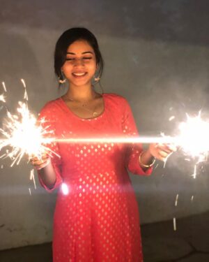 Suza Kumar Instagram - Fav pic with my two favs in the frame with me 🥰
.
Wishing u all a beautiful Deepavali ✨😊❤️ .
.
Let only the happiness ,good vibes and positive energy flow around u and never let that smile go away from yu ♥️
.
have a safe and colourful Deepavali ✨💫💥
.
#happydiwali #festivaloflights #positivevibes #deepavali #familylove #stayblessed #staysafe #happiness 💕✨💫