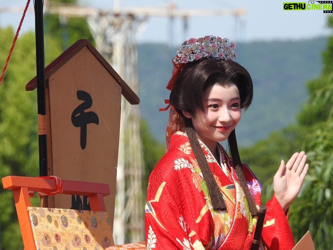 Suzu Yamanouchi - 9.9K Likes - 姫路お城まつりにて千姫輿入れ行列に千姫役として参加させていただきました❗️
お着物もお化粧もお輿に乗せていただくのも初めてでドキドキしましたが、皆さんの優しい笑顔と声掛けに癒され楽しく過ごすことができました☺️
こんな素敵な機会をありがとうございました!!
そしてなんと地元の友達家族がみんな揃ってきてくれてこーんなにきれいに写真撮ってくれてた😭
ありがたすぎる本当に感謝❤️🔥