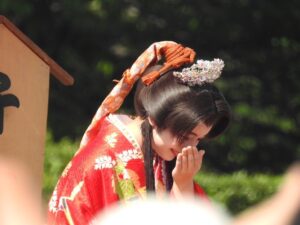 Suzu Yamanouchi Instagram - 姫路お城まつりにて千姫輿入れ行列に千姫役として参加させていただきました❗️
お着物もお化粧もお輿に乗せていただくのも初めてでドキドキしましたが、皆さんの優しい笑顔と声掛けに癒され楽しく過ごすことができました☺️
こんな素敵な機会をありがとうございました！！

そしてなんと地元の友達家族がみんな揃ってきてくれてこーんなにきれいに写真撮ってくれてた😭
ありがたすぎる本当に感謝❤️‍🔥