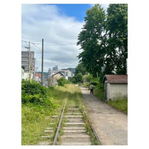 Suzuka Ohgo Instagram - あなたの背中を見ている人は必ずいるよ。

今日も1日お疲れ様でした😊
#旧手宮線跡地 #小樽 #北海道 #🚃