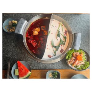 Suzuka Ohgo Instagram - ハート型のチャーハン(酢豚我慢できず😇)
とても辛かった火鍋(メロン我慢できず😇)

写真撮る前に何かしら食べてしまう😂
#hongkong #🇭🇰 #チャーハン #火鍋 #🤤
