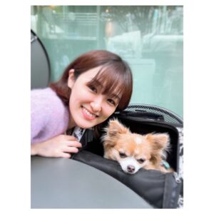 Suzuka Ohgo Instagram - 実際はたくさん歩いてとっても楽しそうだったけど…写真だと😇
#つれない #😇 #kinako #chihuahua #tokyo #station
