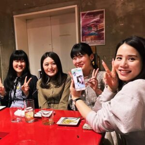 Suzumi Suzuki Instagram - 昨夜は本屋B&Bで原カントくんとともに半年間開いていた「夜の読書室」のメンバーの一部が再結集して結婚のお祝いしてくれましたっ！本がきっかけで皆様の輪が広がり、私にも新たな刺激が増えるこんな嬉しいことはなかなかありません。リモートで参加してくれた関西のメンバーも♪
夜の読書室は今年も下半期、固定の少人数メンバーでオンラインandリアルで開きたいと思っています！というか　@harakantokukett が開いてくれるはずです！ぜひ新しい方も参加してください！

お店は歌舞伎町へいらっしゃい。▶︎ @shun_smappa 
ホストで歌人で私の旦那さんでもある大将が歌舞伎町の中心で愛を握りますのでこちらも宜しくお願いします。