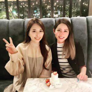 Suzumi Suzuki Instagram - 数多のおじさんと関わり、時に愛し、時に憎み、しばしば面白がってきた我々夜と昼にまたがるオネエサン2人が作った"ニッポンのおじさん"、刊行から約1年経ってうちらもまた一年歳をとりましたが引き続き宜しく読んでくださいませ。