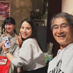 Suzumi Suzuki Instagram - 昨夜は本屋B&Bで原カントくんとともに半年間開いていた「夜の読書室」のメンバーの一部が再結集して結婚のお祝いしてくれましたっ！本がきっかけで皆様の輪が広がり、私にも新たな刺激が増えるこんな嬉しいことはなかなかありません。リモートで参加してくれた関西のメンバーも♪
夜の読書室は今年も下半期、固定の少人数メンバーでオンラインandリアルで開きたいと思っています！というか　@harakantokukett が開いてくれるはずです！ぜひ新しい方も参加してください！

お店は歌舞伎町へいらっしゃい。▶︎ @shun_smappa 
ホストで歌人で私の旦那さんでもある大将が歌舞伎町の中心で愛を握りますのでこちらも宜しくお願いします。