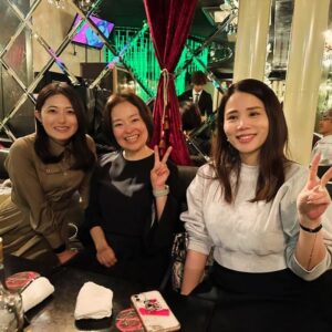Suzumi Suzuki Instagram - 昨夜は本屋B&Bで原カントくんとともに半年間開いていた「夜の読書室」のメンバーの一部が再結集して結婚のお祝いしてくれましたっ！本がきっかけで皆様の輪が広がり、私にも新たな刺激が増えるこんな嬉しいことはなかなかありません。リモートで参加してくれた関西のメンバーも♪
夜の読書室は今年も下半期、固定の少人数メンバーでオンラインandリアルで開きたいと思っています！というか　@harakantokukett が開いてくれるはずです！ぜひ新しい方も参加してください！

お店は歌舞伎町へいらっしゃい。▶︎ @shun_smappa 
ホストで歌人で私の旦那さんでもある大将が歌舞伎町の中心で愛を握りますのでこちらも宜しくお願いします。