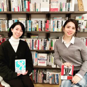 Suzumi Suzuki Instagram - ポルノ現場と鎌倉が出てくる『グレイスレス』これ、聖と俗の対照的な世界を行き来する話じゃないですよね？と永井さんが気づいてくださったのが劇的に嬉しかったです！
永井玲衣さん『水中の哲学者たち』は魔法のような文体の中で浮かび上がり続ける問いこそ生きることだと教えてくれる素敵な本でした。アーカイブ動画は、コトゴトブックスのサイトから購入可能。それぞれサイン本も買えます。https://cotogotobooks.stores.jp/items/63d338a639da5f5e0ab1a87f
#cotogotobooks #永井玲衣 #水中の哲学者たち　#グレイスレス