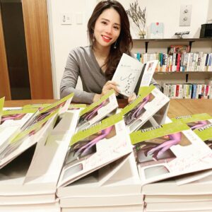 Suzumi Suzuki Instagram - Book signing at cotogoto books. 
"Kick it away with my 8cm heels" and “Graceless” @cotogotobooks