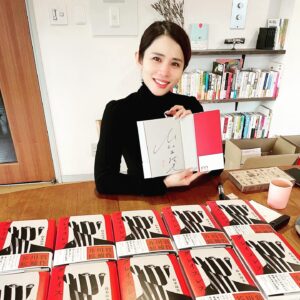 Suzumi Suzuki Instagram - Book signing at cotogoto books. 
"Kick it away with my 8cm heels" and “Graceless” @cotogotobooks