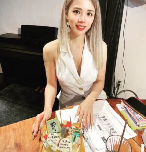 Suzumi Suzuki Instagram - Super grateful for lovely cake celebrating my birthday and the nomination. Super disappointed about the result of national election yesterday though. 
#深堀tv #bdaycake #elisabettafranchi